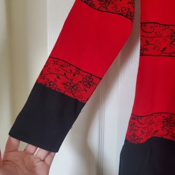 Exclusively Misook 1990s Open Front Red and Black Floral Knit Cardigan, Size XS - Picture 5 of 8